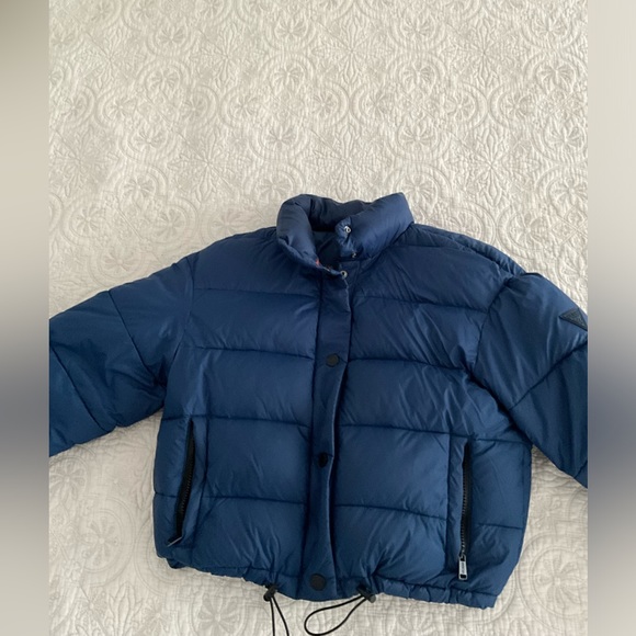 ᴡᴏᴍᴇɴ’ꜱ ᴘᴜꜰꜰᴇʀ ᴊᴀᴄᴋᴇᴛ , ʙʀᴀɴᴅ : ɢᴜᴇꜱꜱ , ꜱɪᴢᴇ : ᴍ , ᴄᴏʟᴏʀ: ɴᴀᴠʏ ʙʟᴜᴇ - Picture 4 of 4